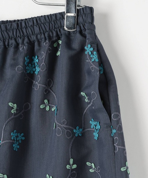 LEPSIM(レプシィム)の「3D刺繍パンツ 672054(その他パンツ・レディース・アイボリー/ブラック/ネイビー・FREE)」の6枚目の写真