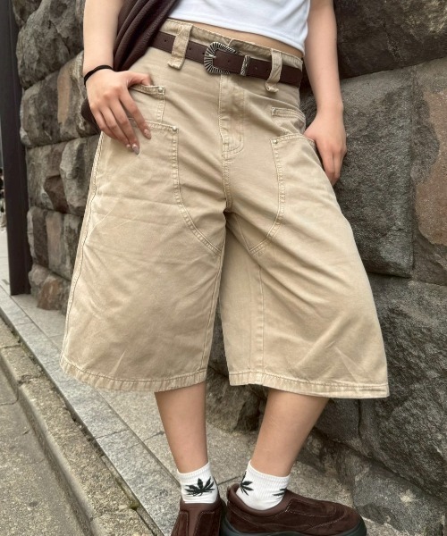 Chikashitsu +(チカシツプラス)の「【Chikashitsu +】wide carpenter bermuda pants / 【チカシツプラス】ワイドカーペンターハーフパンツ(デニムパンツ・メンズ・ベージュ/ブラック・L/M)」の1枚目の写真