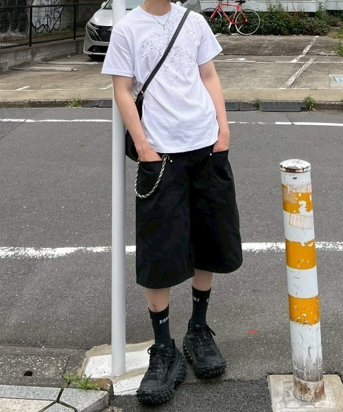 Chikashitsu +(チカシツプラス)の「【Chikashitsu +】wide carpenter bermuda pants / 【チカシツプラス】ワイドカーペンターハーフパンツ(デニムパンツ・メンズ・ベージュ/ブラック・L/M)」の11枚目の写真