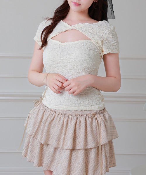 Anely(アネリー)の「Anely ツイスト オープンカット シャーリング 半袖 トップス(Tシャツ/カットソー・レディース・アイボリー/ピンク/ブラック・FREE)」の2枚目の写真