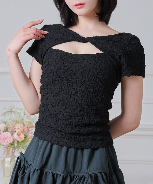 Anely(アネリー)の「Anely ツイスト オープンカット シャーリング 半袖 トップス(Tシャツ/カットソー・レディース・アイボリー/ピンク/ブラック・FREE)」の1枚目の写真