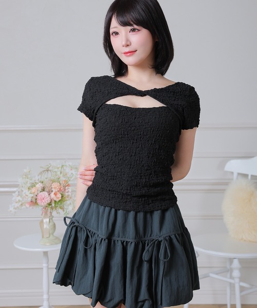 Anely(アネリー)の「Anely ツイスト オープンカット シャーリング 半袖 トップス(Tシャツ/カットソー・レディース・アイボリー/ピンク/ブラック・FREE)」の4枚目の写真