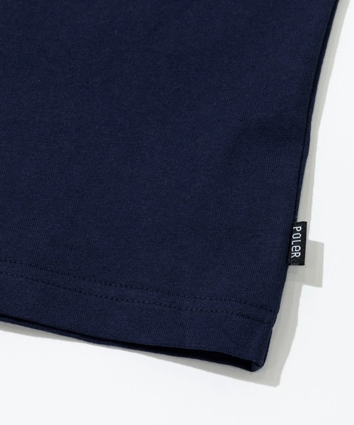 POLeR(ポーラー)の「POLeR/ポーラー COLLEGE FOOTBALL TEE(Tシャツ/カットソー・メンズ・グレー/ネイビー・MEDIUM/LARGE/X-LARGE)」の4枚目の写真