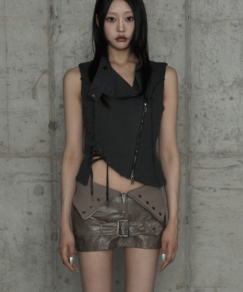 ETRE AU SOMMET（エトレオソメ）の「Diagonal Corset Vest (Dark Gray)（ベスト・レディース・ダークグレー・2/1）」の2枚目の写真