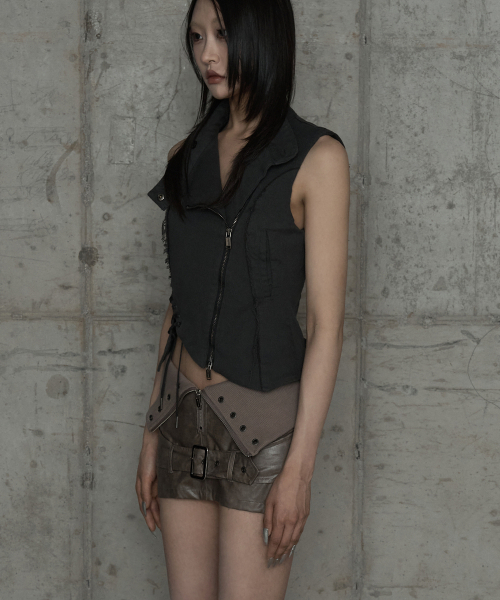 ETRE AU SOMMET（エトレオソメ）の「Diagonal Corset Vest (Dark Gray)（ベスト・レディース・ダークグレー・2/1）」の3枚目の写真