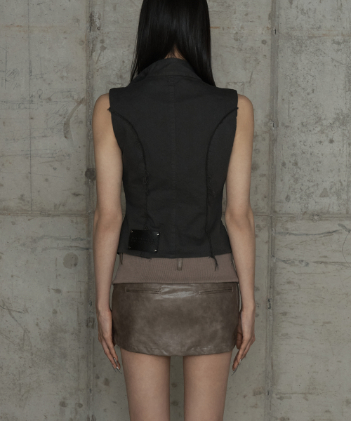 ETRE AU SOMMET（エトレオソメ）の「Diagonal Corset Vest (Dark Gray)（ベスト・レディース・ダークグレー・2/1）」の4枚目の写真