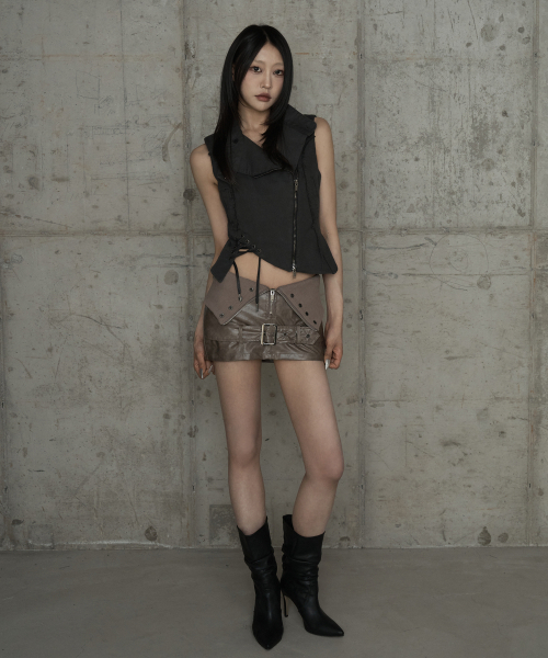 ETRE AU SOMMET（エトレオソメ）の「Diagonal Corset Vest (Dark Gray)（ベスト・レディース・ダークグレー・2/1）」の6枚目の写真