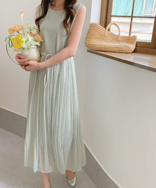 FINEnough(ファインナフ)の「ウエストリボンノースリーブプリーツワンピース(ワンピース・レディース・グリーン/アイボリー/グレー/サックスブルー/ブラック・FREE)」の4枚目の写真