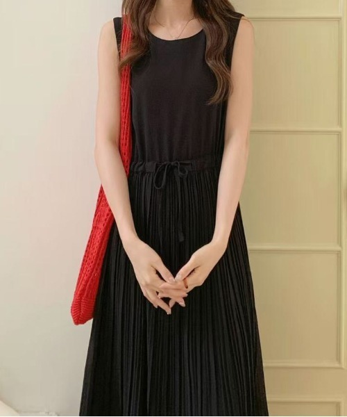 FINEnough(ファインナフ)の「ウエストリボンノースリーブプリーツワンピース(ワンピース・レディース・グリーン/アイボリー/グレー/サックスブルー/ブラック・FREE)」の2枚目の写真