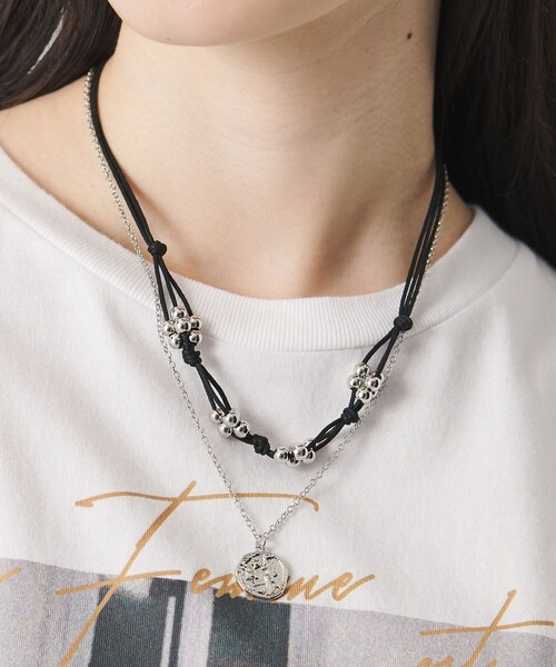 BEAUTY&YOUTH UNITED ARROWS（ビューティーアンドユースユナイテッドアローズ）の「メタルボール×コイン 3WAY ネックレス（ネックレス・レディース・ブラック/オフホワイト・FREE）」の2枚目の写真