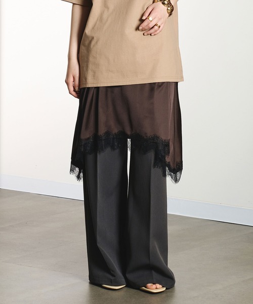ROSE BUD(ローズバッド)の「LACE HEM SATIN SKIRT(スカート・レディース・ブラウン/ライトイエロー・ONE SIZE)」の2枚目の写真