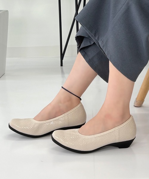 LUGG NAGG(ラグナグ)の「【伸縮】ベーシックウェッジストレッチパンプス【3E】(パンプス・レディース・アイボリー/ブラック系その他3/ブラック系その他/ブラック・LL/S/L/M)」の1枚目の写真