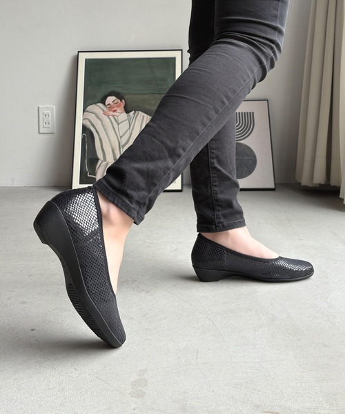 LUGG NAGG(ラグナグ)の「【伸縮】ベーシックウェッジストレッチパンプス【3E】(パンプス・レディース・アイボリー/ブラック系その他3/ブラック系その他/ブラック・LL/S/L/M)」の4枚目の写真