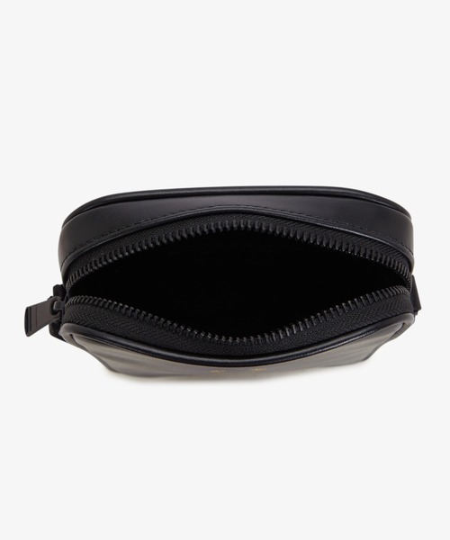 FRED PERRY(フレッドペリー)の「【先行予約受付中】Smooth Leather Small Side Bag/スムースレザースモールサイドバッグ(ボディバッグ/ウエストポーチ・メンズ・ブラック・ONE SIZE)」の4枚目の写真
