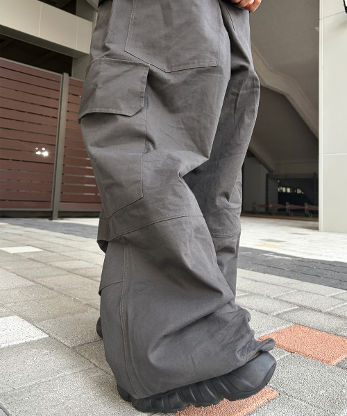 SOMEPLACE MAN(サムプレイス・マン)の「ベーシックオーバーサイズワイドビッグポケットストリングパラシュートカーゴパンツ_3COLOR(その他パンツ・メンズ・ブラック/ベージュ/チャコール・FREE)」の12枚目の写真