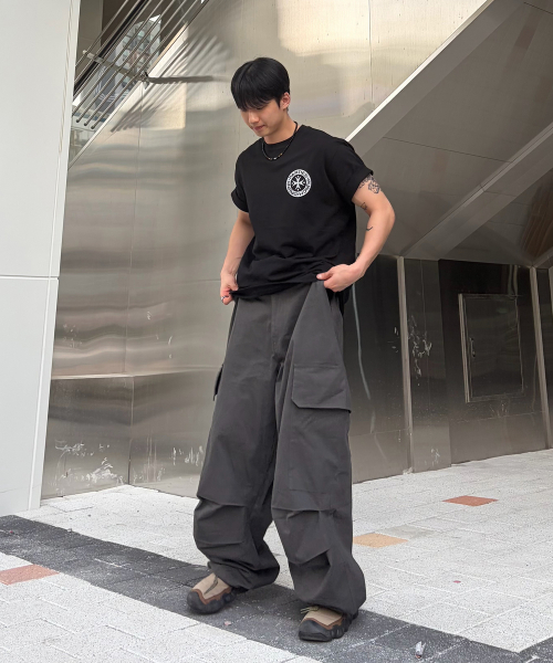 SOMEPLACE MAN(サムプレイス・マン)の「ベーシックオーバーサイズワイドビッグポケットストリングパラシュートカーゴパンツ_3COLOR(その他パンツ・メンズ・ブラック/ベージュ/チャコール・FREE)」の14枚目の写真