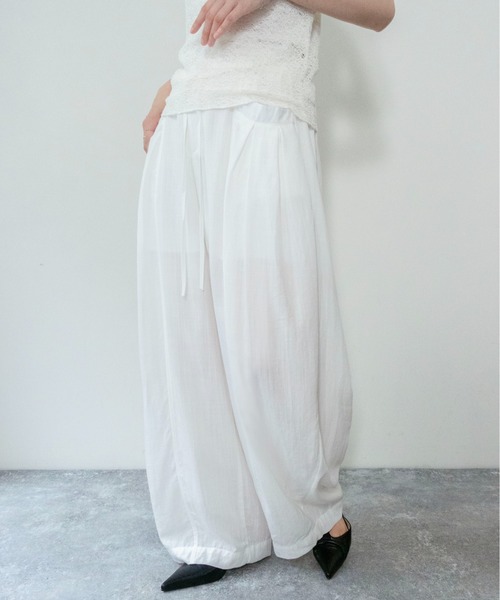 on:nue（オンニュ）の「【on:nue】[3色展開/2サイズ展開]タックポケットイージーバレルパンツ（その他パンツ・レディース・ホワイト/ブラック/カーキ・SMALL/MEDIUM）」の20枚目の写真