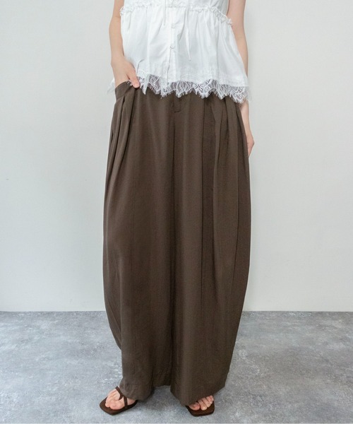 on:nue（オンニュ）の「【on:nue】[3色展開/2サイズ展開]タックポケットイージーバレルパンツ（その他パンツ・レディース・ホワイト/ブラック/カーキ・SMALL/MEDIUM）」の8枚目の写真