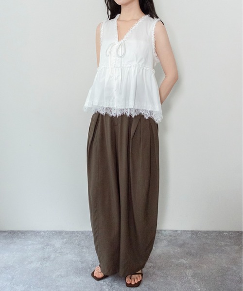 on:nue（オンニュ）の「【on:nue】[3色展開/2サイズ展開]タックポケットイージーバレルパンツ（その他パンツ・レディース・ホワイト/ブラック/カーキ・SMALL/MEDIUM）」の17枚目の写真