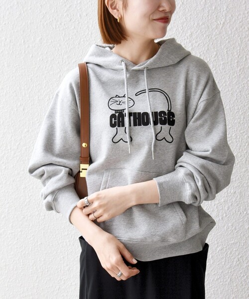 SHIPS any（シップス エニィ）の「【SHIPS any別注】THE KNiTS:〈洗濯機可能〉ロゴプリント フーディー 26AW（スウェット・レディース・ナチュラル/グレー・ONE SIZE）」の2枚目の写真