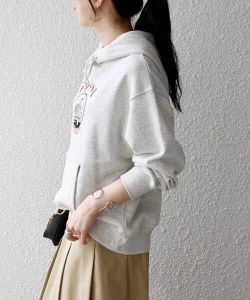 SHIPS any（シップス エニィ）の「【SHIPS any別注】THE KNiTS:〈洗濯機可能〉ロゴプリント フーディー 26AW（スウェット・レディース・ナチュラル/グレー・ONE SIZE）」の8枚目の写真