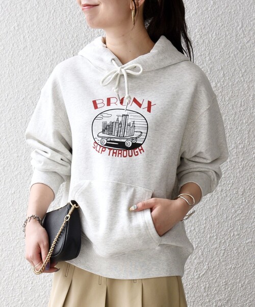 SHIPS any（シップス エニィ）の「【SHIPS any別注】THE KNiTS:〈洗濯機可能〉ロゴプリント フーディー 26AW（スウェット・レディース・ナチュラル/グレー・ONE SIZE）」の9枚目の写真
