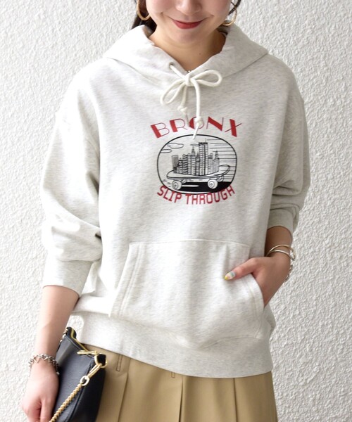 SHIPS any（シップス エニィ）の「【SHIPS any別注】THE KNiTS:〈洗濯機可能〉ロゴプリント フーディー 26AW（スウェット・レディース・ナチュラル/グレー・ONE SIZE）」の10枚目の写真