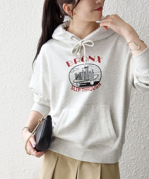 SHIPS any（シップス エニィ）の「【SHIPS any別注】THE KNiTS:〈洗濯機可能〉ロゴプリント フーディー 26AW（スウェット・レディース・ナチュラル/グレー・ONE SIZE）」の11枚目の写真