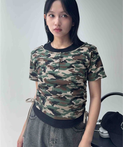 AS KNOW AS plus(アズノゥアズプラス)の「☆シャーリングリボン レイヤードヘンリーネックリブTシャツ(Tシャツ/カットソー・レディース・チャコール/オフホワイト/カモフラージュ・FREE)」の1枚目の写真