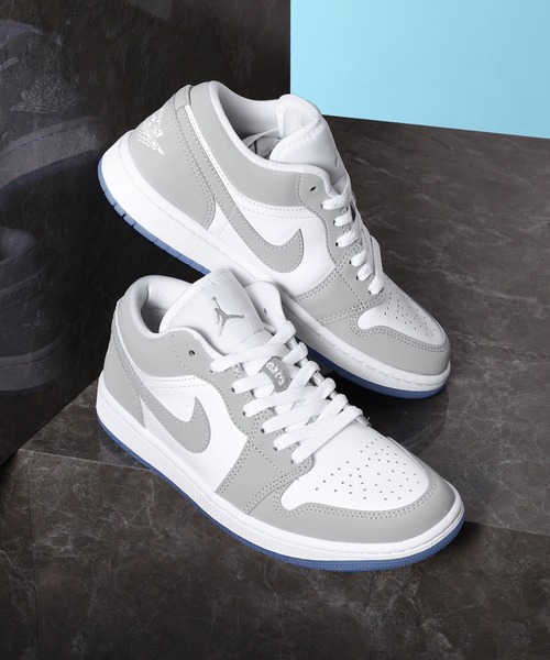 JORDAN BRAND(ジョーダンブランド)の「WMNS AIR JORDAN 1 LOW DC0774-105(スニーカー・レディース・ホワイト・26.5cm/26cm/28.5cm/28cm/27.5cm/27cm/25.5cm)」の1枚目の写真
