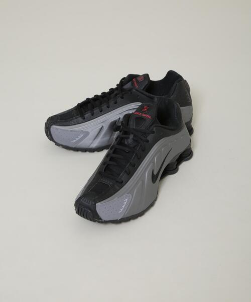 NIKE(ナイキ)の「NIKE/ナイキ ショックス R4(スニーカー・メンズ・ブラック/ホワイト・27/26/28)」の2枚目の写真