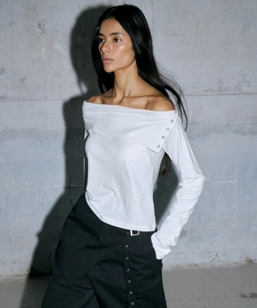 WAARFORWOMAN(ワール・フォー・ウーマン)の「WT-58 アイレットオフショルダーティー(2カラー)(Tシャツ/カットソー・レディース・アイボリー/ブラック・FREE)」の5枚目の写真