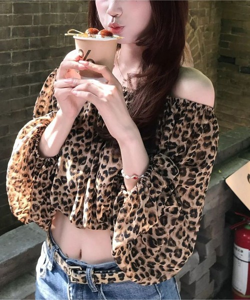 AsheKsha(アシクシャ)の「ヒョウ柄オフショルダーバブル長袖ショートトップス(Tシャツ/カットソー・レディース・ブラウン・M)」の1枚目の写真