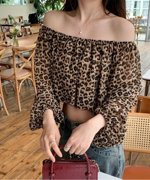 AsheKsha(アシクシャ)の「ヒョウ柄オフショルダーバブル長袖ショートトップス(Tシャツ/カットソー・レディース・ブラウン・M)」の3枚目の写真