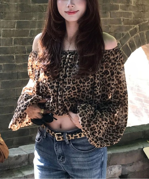 AsheKsha(アシクシャ)の「ヒョウ柄オフショルダーバブル長袖ショートトップス(Tシャツ/カットソー・レディース・ブラウン・M)」の10枚目の写真