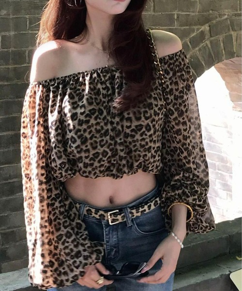 AsheKsha(アシクシャ)の「ヒョウ柄オフショルダーバブル長袖ショートトップス(Tシャツ/カットソー・レディース・ブラウン・M)」の11枚目の写真