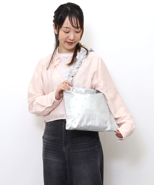 COOCO(クーコ)の「星刺繍ギャザーハンドルワンショルダーバッグ/A4対応(ショルダーバッグ・レディース・シルバー/ブラック・FREE)」の16枚目の写真