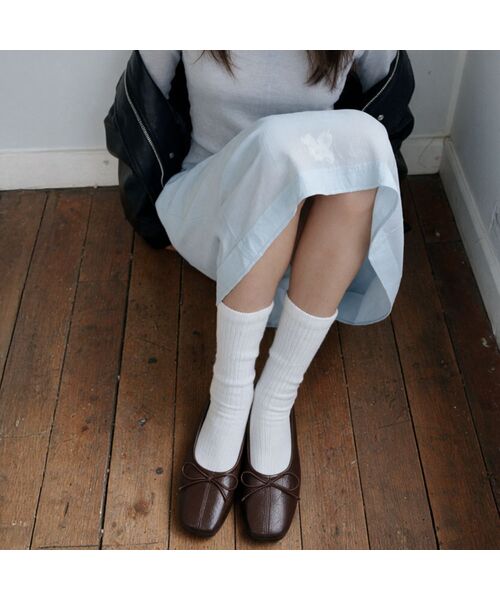 SPUR(シュプール)の「Odd Soft Square Ribbon Flat Ribbon フラットシューズ 2cm -WA9023 (4color)(バレエシューズ・レディース・ブラック/ダークブラウン/レッド/アイボリー・22.5cm/23cm/23.5cm/24cm/24.5cm/25cm)」の3枚目の写真