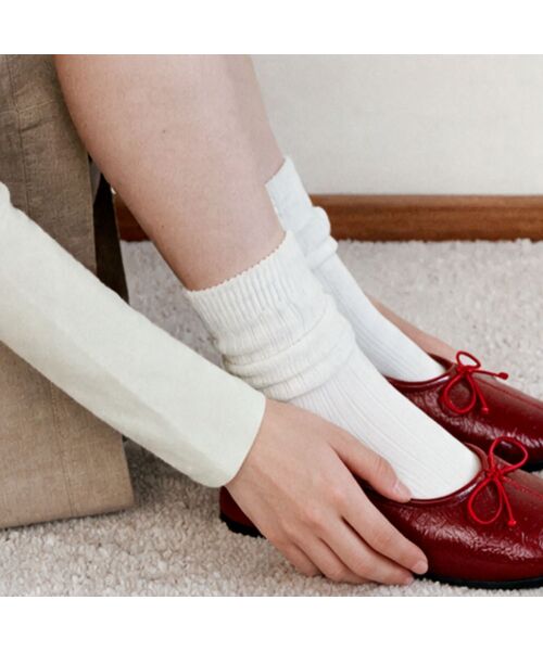 SPUR(シュプール)の「Odd Soft Square Ribbon Flat Ribbon フラットシューズ 2cm -WA9023 (4color)(バレエシューズ・レディース・ブラック/ダークブラウン/レッド/アイボリー・22.5cm/23cm/23.5cm/24cm/24.5cm/25cm)」の4枚目の写真