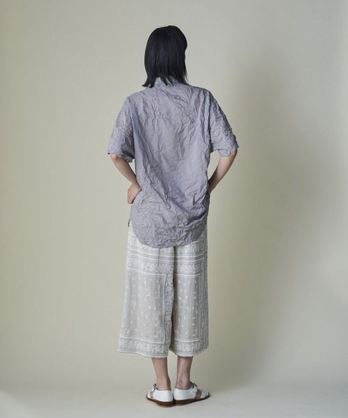 mintdesigns(ミントデザインズ)の「Crinkled Shirt(シャツ/ブラウス・レディース・グレイッシュベージュ/ホワイト・ONESIZE)」の5枚目の写真