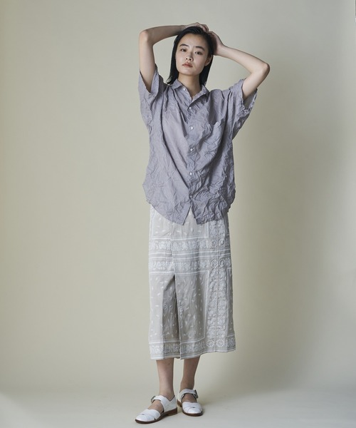 mintdesigns(ミントデザインズ)の「Crinkled Shirt(シャツ/ブラウス・レディース・グレイッシュベージュ/ホワイト・ONESIZE)」の3枚目の写真