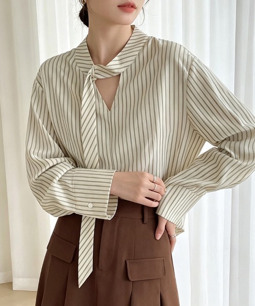ONEP STAR(ワンピスター)の「ストライプ柄ボウタイデザインシャツブラウス(シャツ/ブラウス・レディース・ベージュ・X-LARGE/LARGE/MEDIUM)」の1枚目の写真