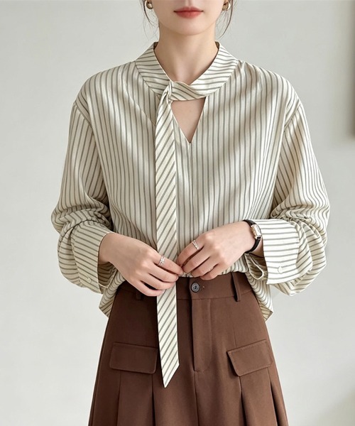 ONEP STAR(ワンピスター)の「ストライプ柄ボウタイデザインシャツブラウス(シャツ/ブラウス・レディース・ベージュ・X-LARGE/LARGE/MEDIUM)」の3枚目の写真