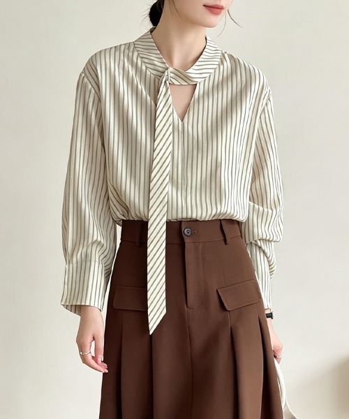 ONEP STAR(ワンピスター)の「ストライプ柄ボウタイデザインシャツブラウス(シャツ/ブラウス・レディース・ベージュ・X-LARGE/LARGE/MEDIUM)」の4枚目の写真