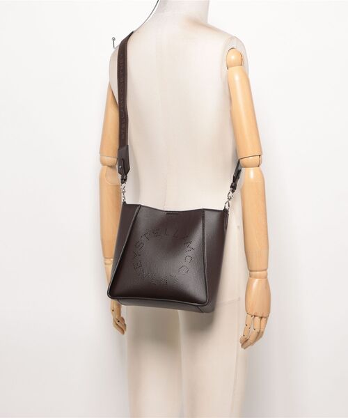 STELLA McCARTNEY(ステラマッカートニー)の「Logo Square Crossbody Bag / ロゴ スクエア クロスボディ バッグ(ショルダーバッグ・レディース・ダークブラウン・ONE SIZE)」の5枚目の写真