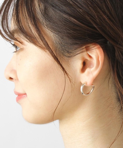 COCOSHNIK(ココシュニック)の「ラスティングシルバー フープピアス小(ピアス(両耳用)・レディース・ホワイト系その他7・00)」の2枚目の写真