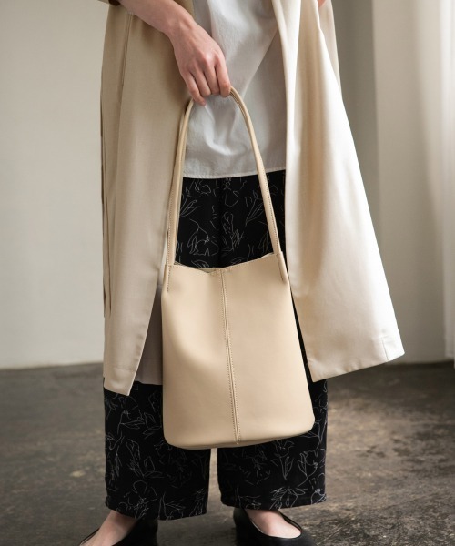 LOWRYS FARM(ローリーズファーム)の「ソフトトートBAG 864937(トートバッグ・レディース・アイボリー/ベージュ/ブルー/ブラック・FREE)」の2枚目の写真