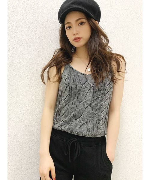 GYDA（ジェイダ）の「ケーブルブリーチニット キャミ（キャミソール・レディース・ブラック/ピンク/ネイビー/ベージュ・FREE）」の2枚目の写真