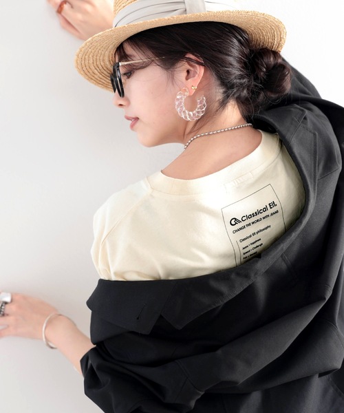 classicalelf(クラシカルエルフ)の「バックプリントで1+ ゆるっとサイドスリット半袖Tシャツ(Tシャツ/カットソー・レディース・ホワイト/ブラック/ベージュ/モカ/ブラウン系その他/グリーン系その他・MEDIUM/X-LARGE)」の5枚目の写真