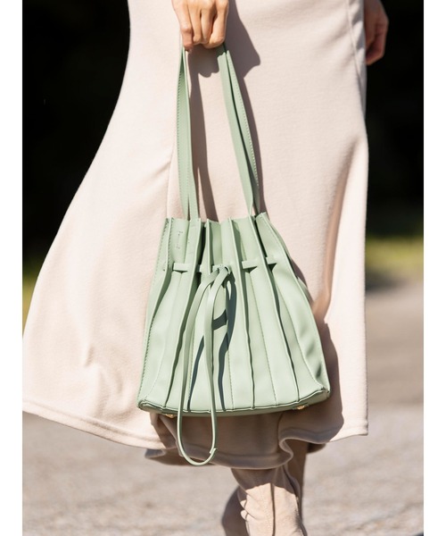 DURAS（デュラス）の「フェイクレザープリーツバッグ（ショルダーバッグ・レディース・ブラック/アイボリー/モスグリーン・FREE）」の3枚目の写真